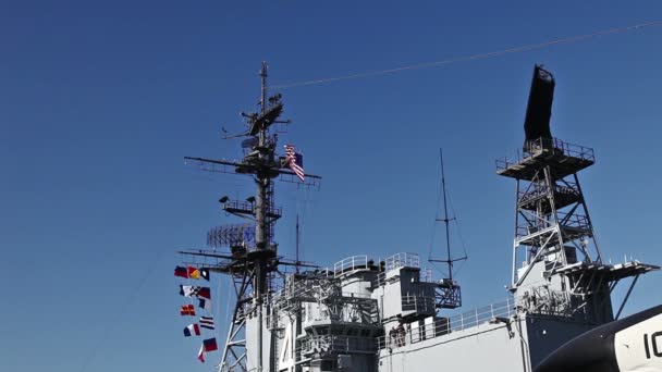 Bandiera USA e antenne sulla torre di controllo della portaerei nel cielo blu — Video Stock