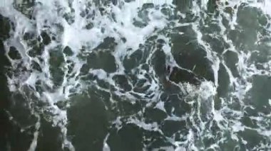 deniz köpüğü dalgalar halinde