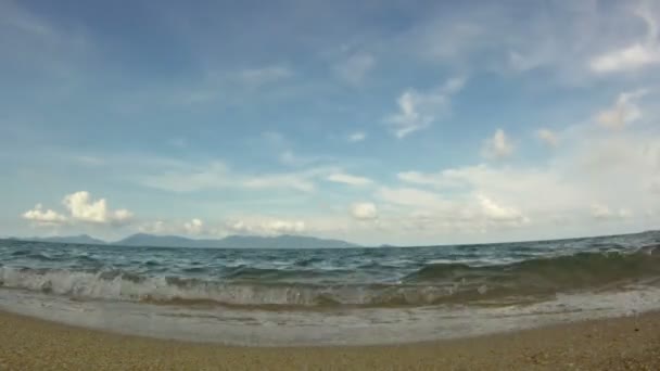 Oceaan golven op tropische zand strand — Stockvideo