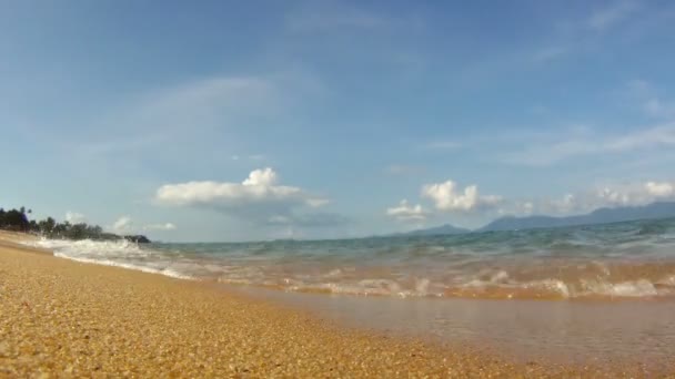 Ondas oceânicas na praia de areia tropical — Vídeo de Stock