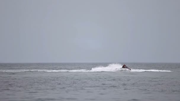 Homme conduisant jetski dans la mer — Video