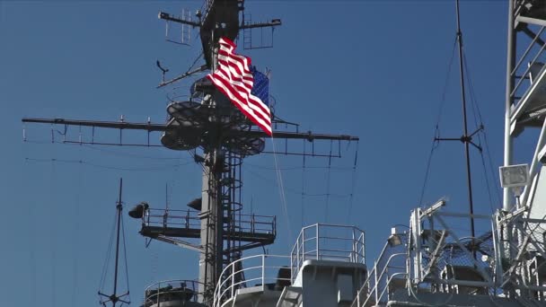 Bandiera USA e antenne sulla torre di controllo della portaerei nel cielo blu — Video Stock