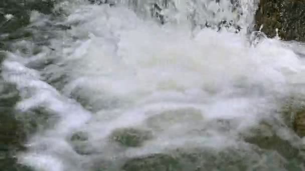 Vattenfall i sommar mountain — Stockvideo