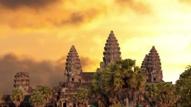 Angkor wat Tapınağı siluet günbatımı gökyüzü ve bulutlar
