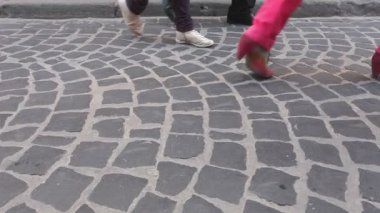 bacaklar ile kalabalık içinde farklı footware acele