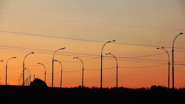 Timelapse z ruchu samochodów ciężarowych i latarnia pni — Wideo stockowe