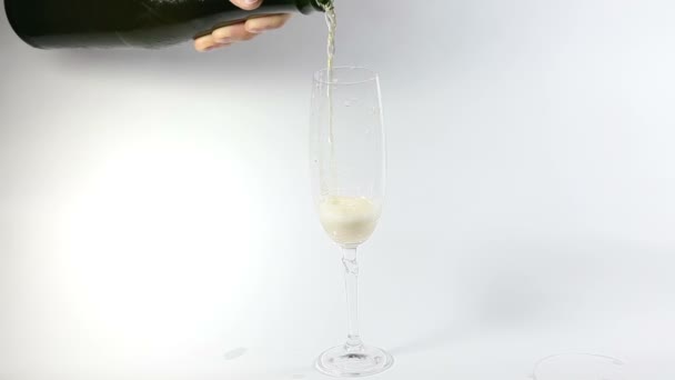 Cider flowing into the glass with bubbles isolated on white — Stock Video