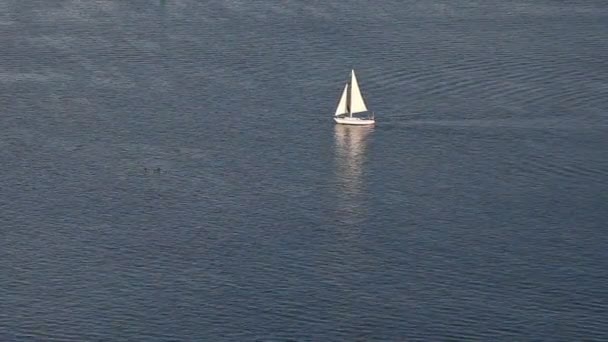 Yate de vela en patrón azul océano — Vídeo de stock