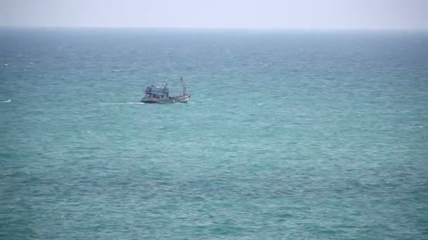 Рибальський корабель у відкритому морі — стокове відео