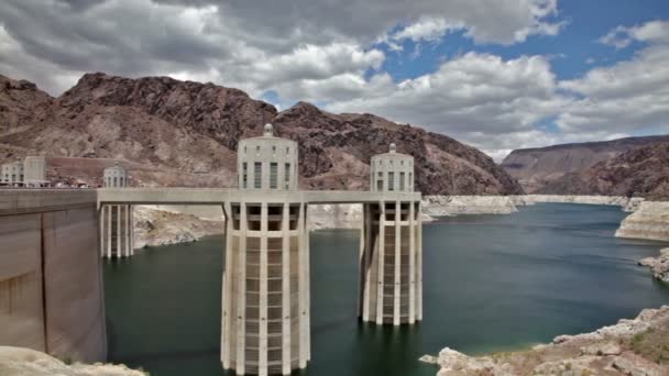 Hoover dam en black river canyon cameraweergave verkeer — Stockvideo