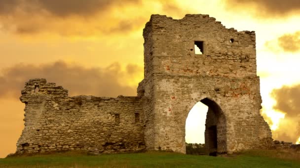 Puertas arruinadas del castillo cosaco al atardecer — Vídeos de Stock