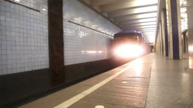 metro tren istasyonu'na gelen