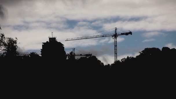 Grue et silhouette de bâtiment avec ciel nuageux timelapse — Video