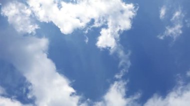 Mavi gökyüzü hareket hızlı bulut