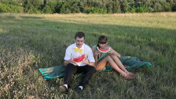 Νεαρό ζευγάρι τρώει καρπούζι στο πικ-νικ, closeup θέα — Αρχείο Βίντεο