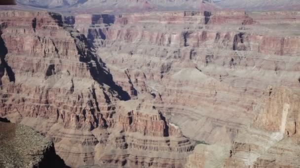 Grand canyon par temps ensoleillé avec ciel bleu et nuages — Video