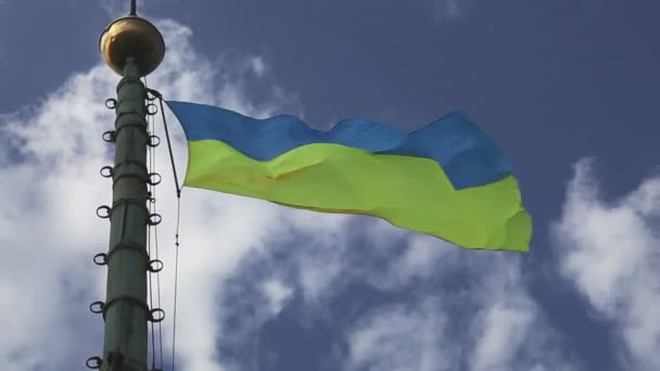 Bandera de Ucrania ondeando sobre el patrón nublado — Vídeos de Stock