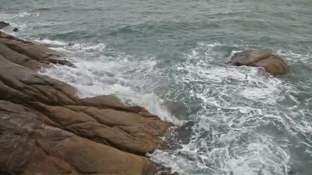 Havet vågor på den klippiga stranden — Stockvideo