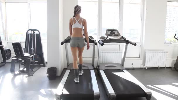 Spor kadın izle spor salonunda çalışan — Stok video