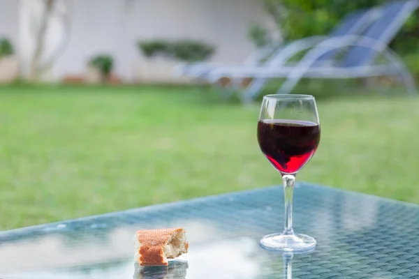 Copo de vinho tinto e pão — Fotografia de Stock