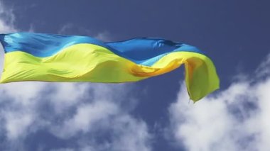 Ukrayna bayrağı sallayarak bulutlu desen