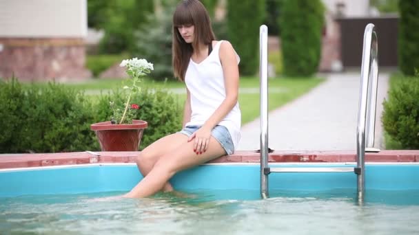 Menina bonita perto de piscina — Vídeo de Stock