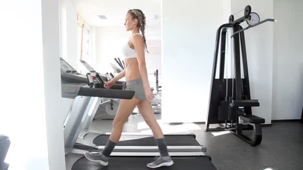 Mujer atlética corriendo en la pista en el gimnasio — Vídeos de Stock