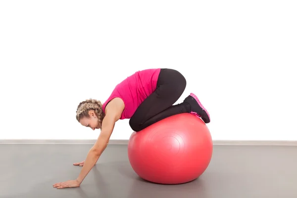 Jeune femme athlétique avec balle rouge — Photo