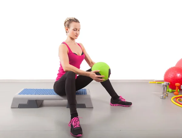 Athlétique jeune femme d'entraînement avec balle verte — Photo