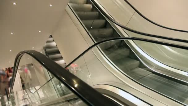 Elevador em movimento no shopping europeu — Vídeo de Stock