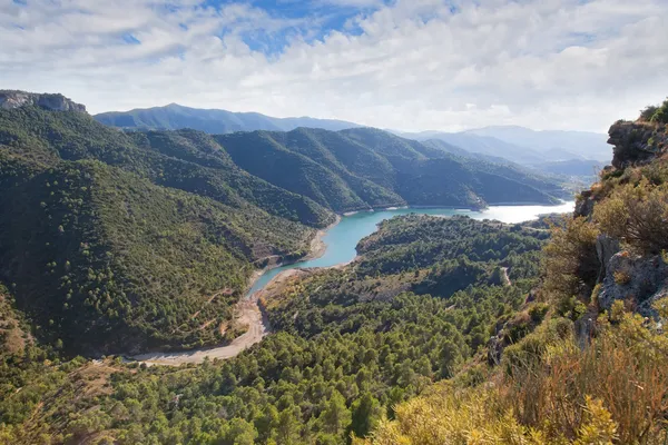 Valle con el río y cielo nublado — Foto de Stock