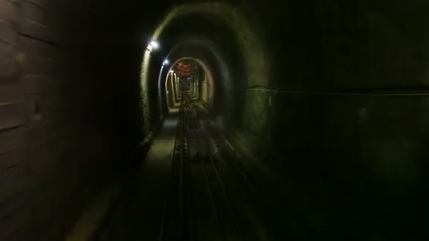 Moviéndose funicular en túnel de metro, vista de cabina — Vídeo de stock