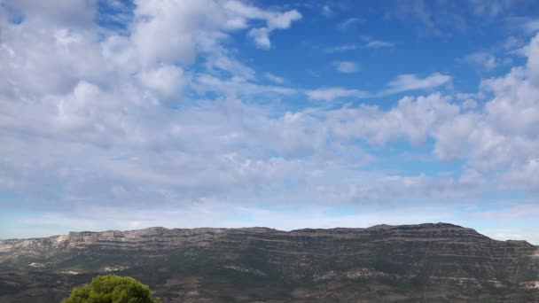 Rápido movimiento de nubes en el cielo azul — Vídeo de stock