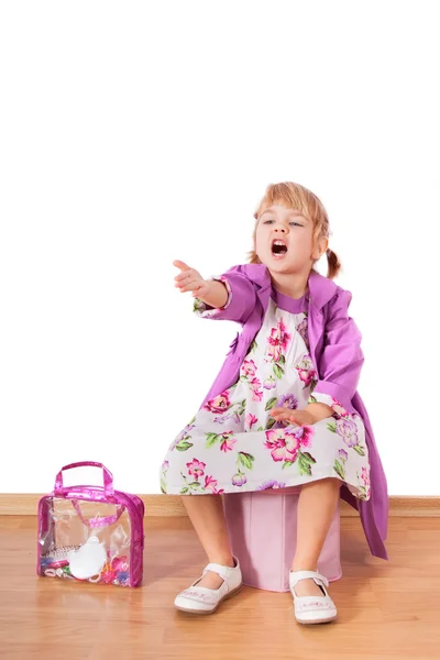 Pequeña chica de moda sentada y gritando — Foto de Stock