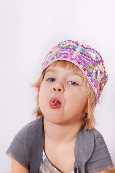 Niña mostrando lengua —  Fotos de Stock