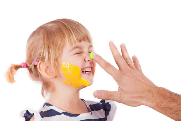 Mała dziewczynka z farby na jej policzka i nosa — Zdjęcie stockowe