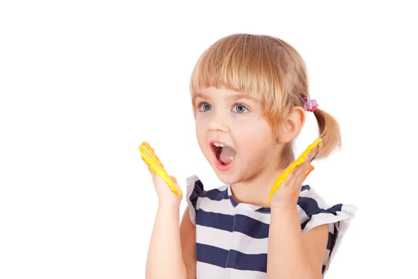 Niña pequeña con pintura amarilla en sus palmas — Foto de Stock