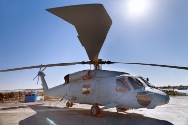taşıyıcı güvertede askeri helikopter
