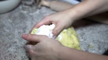 Masadaki böreği hazırlama kadın