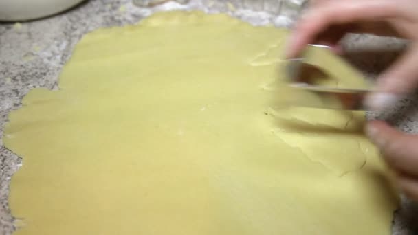 Mujer preparando pastelería en la mesa, timelapse — Vídeos de Stock