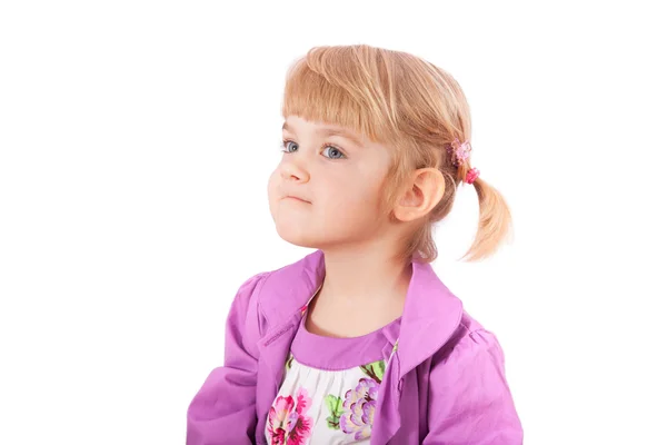 Маленька дівчинка зі смішним обличчям ізольована на білому — стокове фото