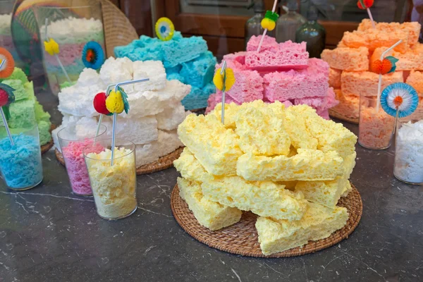 Žlutá a vícebarevná pusinky koláče v hromadě — Stock fotografie