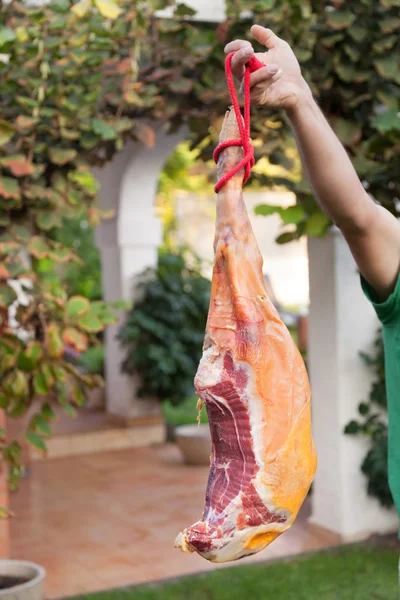 Man met hammon varkensvlees been in de hand — Stockfoto