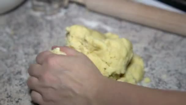 Женщина готовит тесто на столе, время истекло — стоковое видео