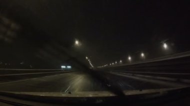 kar fırtınası gece yolda hareketli araba
