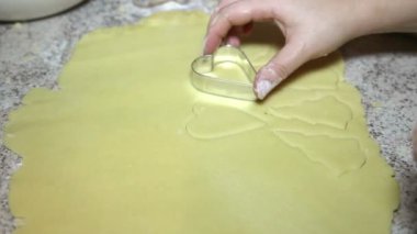 kadını masada timelapse pasta hazırlanıyor