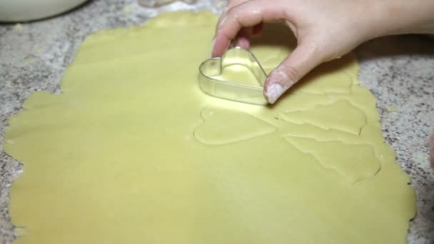 Kobieta przygotowania ciasta na stole, timelapse — Wideo stockowe