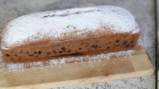 Cake met rozijnen, glijden camera, focus wijzigen — Stockvideo