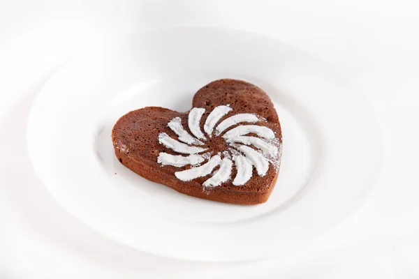 Galleta marrón en forma de corazón con azúcar en polvo —  Fotos de Stock