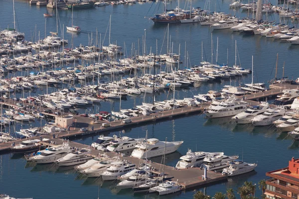 Yacht e barche a vela nel porto — Foto Stock